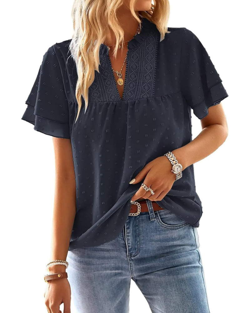 Top femme Sabrina – Col en V, dentelle crochet, volants et manches courtes