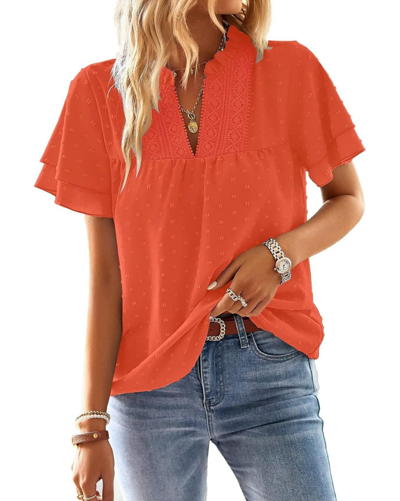 Top femme Sabrina – Col en V, dentelle crochet, volants et manches courtes