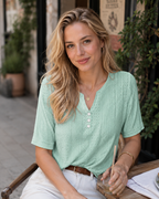 Blouse pour femme Hailey – Col en V, boutons, manches courtes et coupe fluide