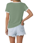 Avery damebluse med V-hals – blød casual T-shirt med korte ærmer og kontrastsømme
