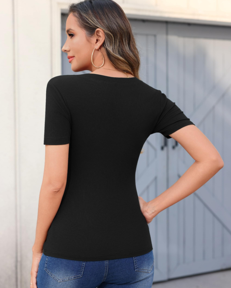 Tricou Chloe pentru femei – Top mulat cu dungi, decolteu în V și mâneci scurte
