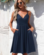 Everly Vestido Corto de Mujer – Escote en V, Tirantes Finos y Bolsillos Laterales