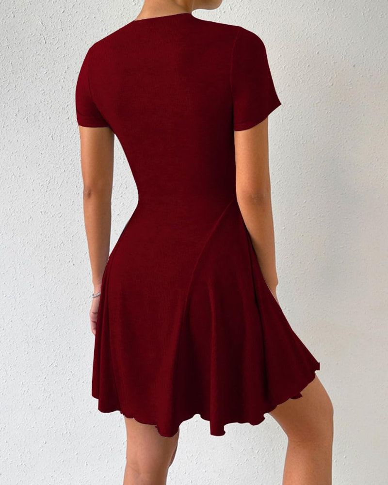 Megan Abito Donna – Mini bodycon-kjole med høy midje, plissért skjørt og korte ermer